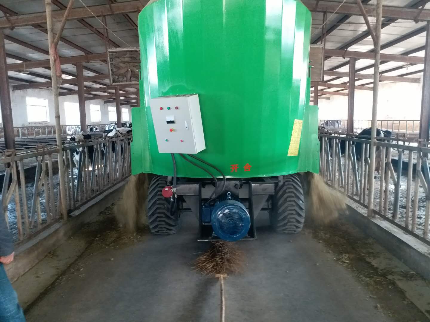 河南某公司購(gòu)買(mǎi)固定式TMR攪拌機(jī) 河南某公司購(gòu)買(mǎi)固定式TMR攪拌機(jī)