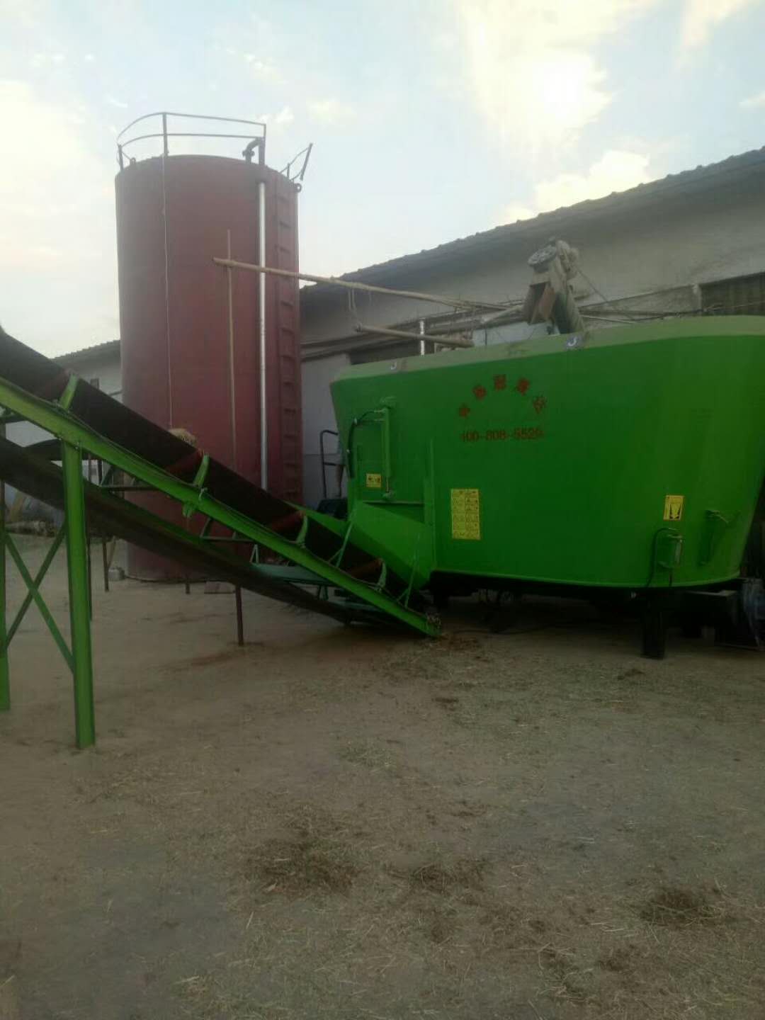 河南某公司購(gòu)買(mǎi)固定式TMR攪拌機(jī) 河南某公司購(gòu)買(mǎi)固定式TMR攪拌機(jī)