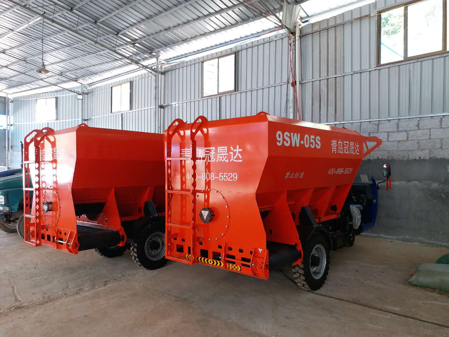 河南某公司購(gòu)買(mǎi)雙側(cè)撒料機(jī) 河南某公司購(gòu)買(mǎi)雙側(cè)撒料機(jī)