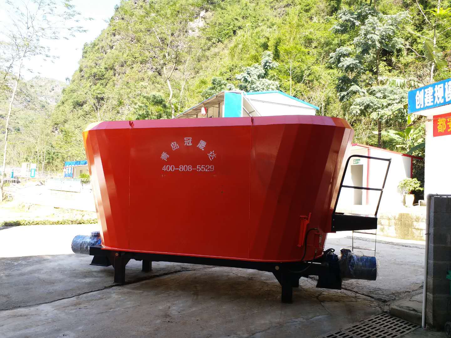 河南某公司購(gòu)買(mǎi)固定式TMR攪拌機(jī) 河南某公司購(gòu)買(mǎi)固定式TMR攪拌機(jī)